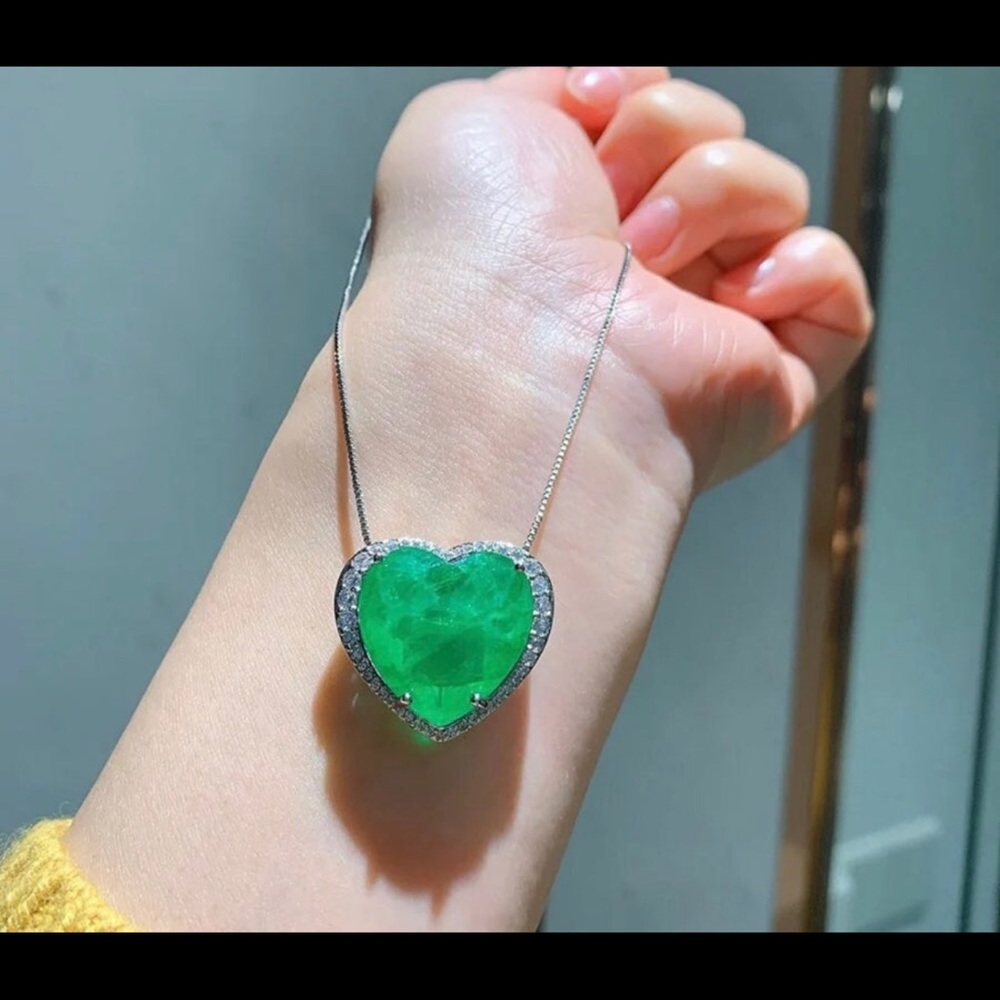 Emerald heart pendant necklace 3CT